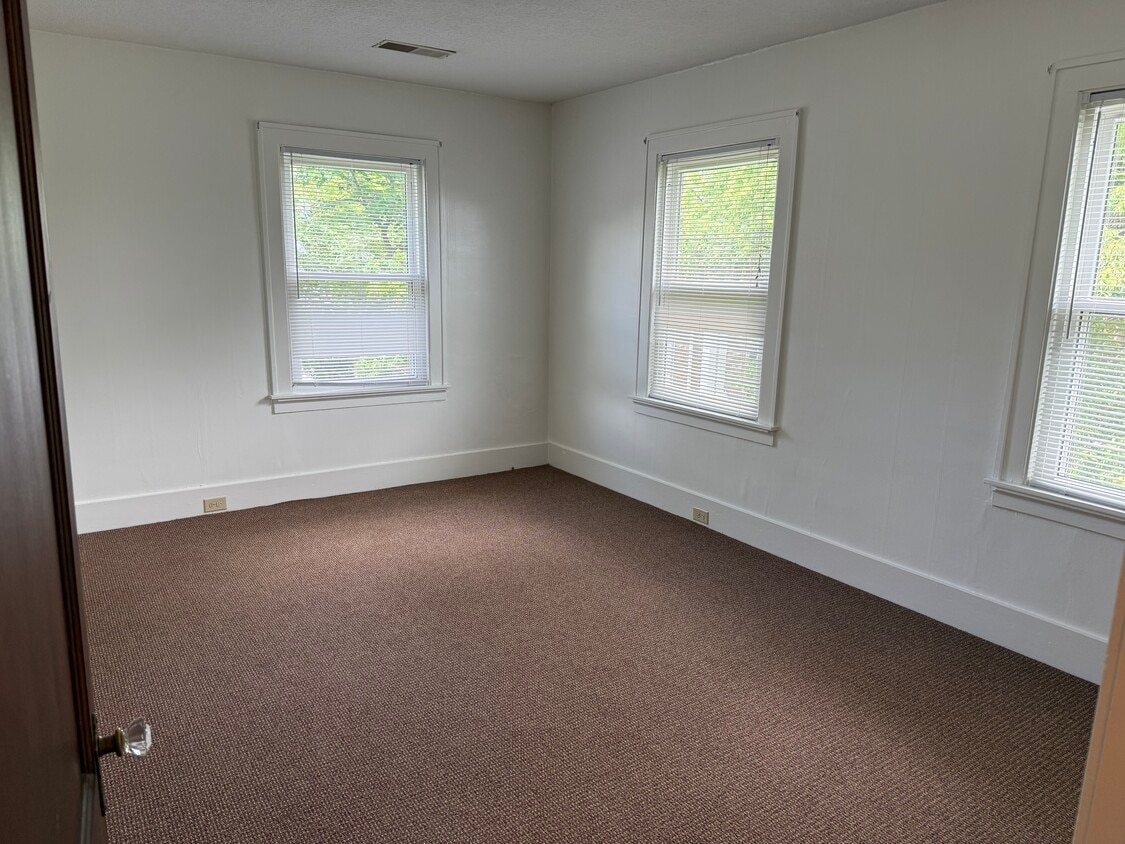 Large bedroom - 226 Lancaster Ave