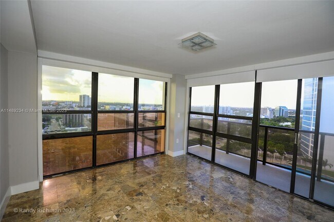 Foto del edificio - 600 NE 36th St