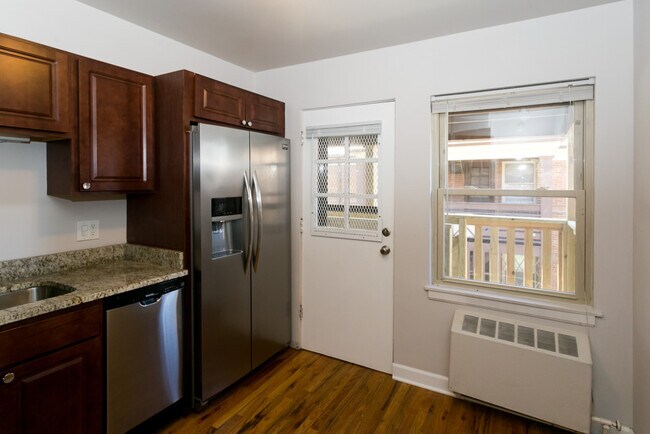 Foto del edificio - 2112 W Foster Ave