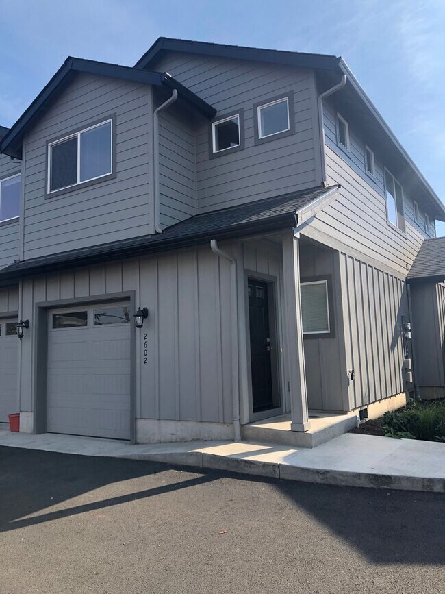 Building Photo - Newer 3 bedroom, 2.5 bath duplex in desira...