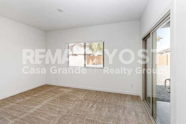 Foto del edificio - Big Space, Big Backyard, Big Move in special!