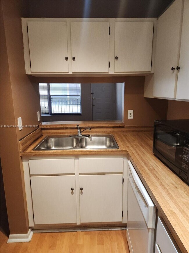 Foto del edificio - 3766 N University Dr