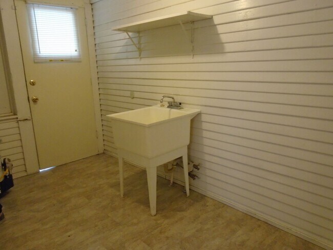 Foto del edificio - 1027 H St