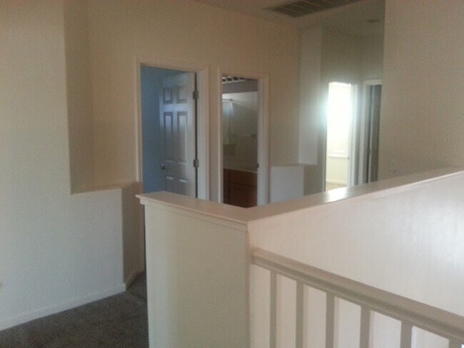Foto del edificio - 1625 Rose Garden Ct