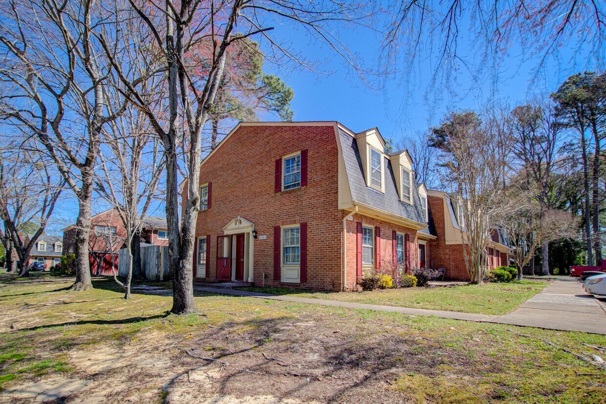 Primary Photo - Renovated 3 Bedroom, 2 1/2 Bath Townhome i...