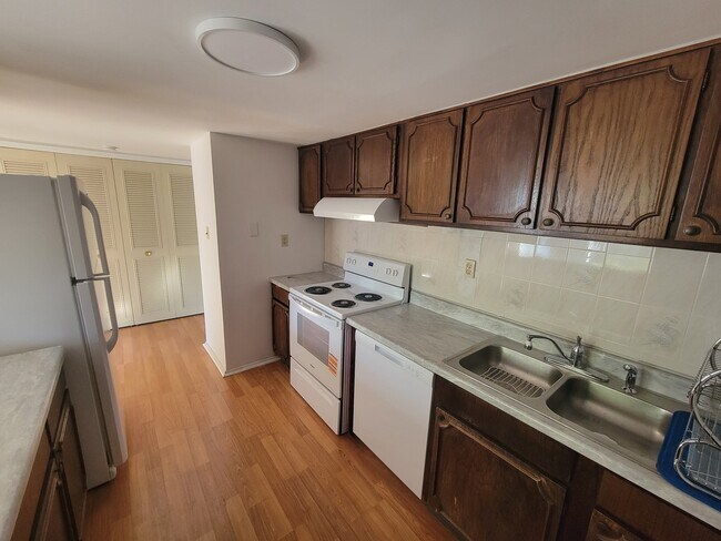 Kitchen - 70 Rittenhouse Dr