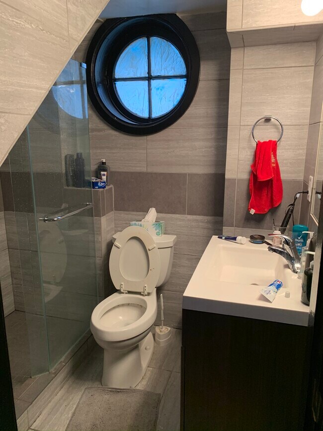 Baño completo en el 1º piso - 2429 W Clifton Ave