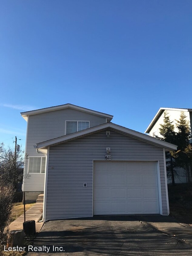 Foto principal - 2 br, 2 bath House - 611 McKinley St.