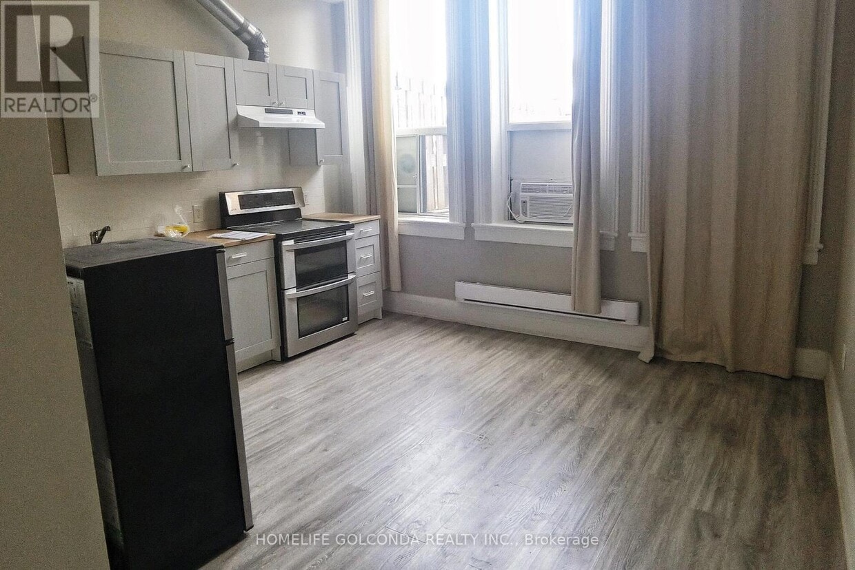 Building Photo - 490 Queen St W