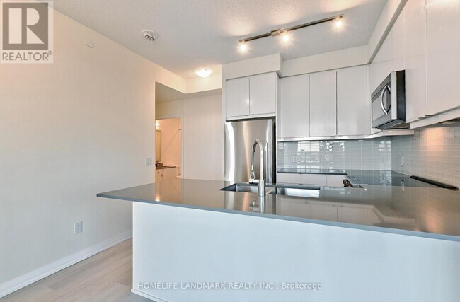 Photo du bâtiment - 3270 Sheppard Ave E