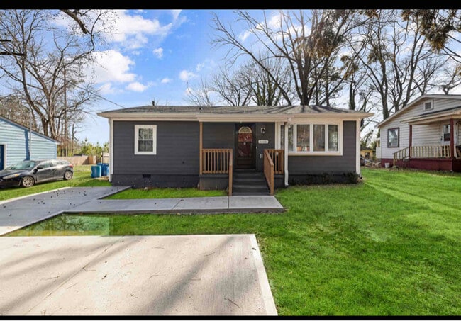 Photo - 1008 E Club Blvd House