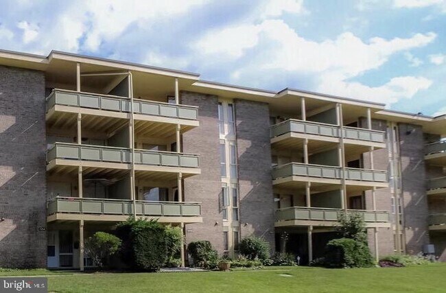 Foto del edificio - 7153 Donnell Pl