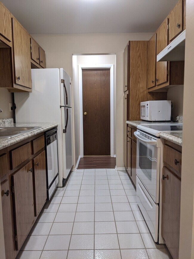 Building Photo - 561 Somerset Ln