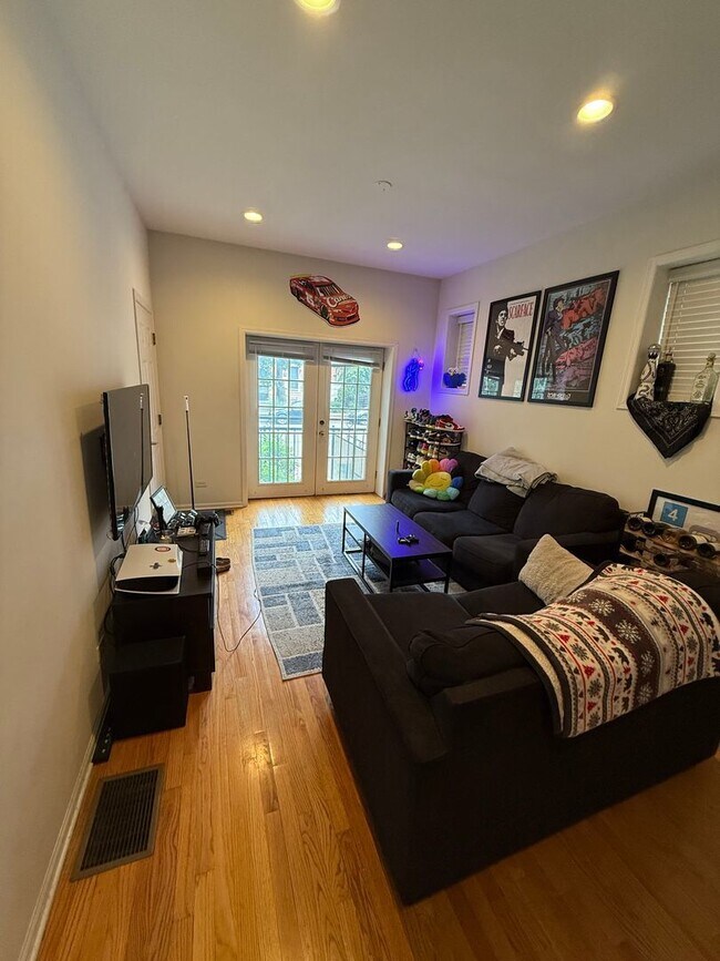 Foto del edificio - 1119 W Addison St