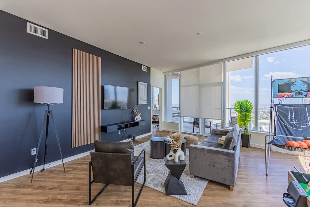 Primary Photo - 44 W Monroe St