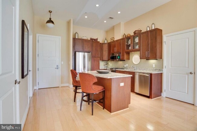 Building Photo - 8220 Crestwood Heights Dr