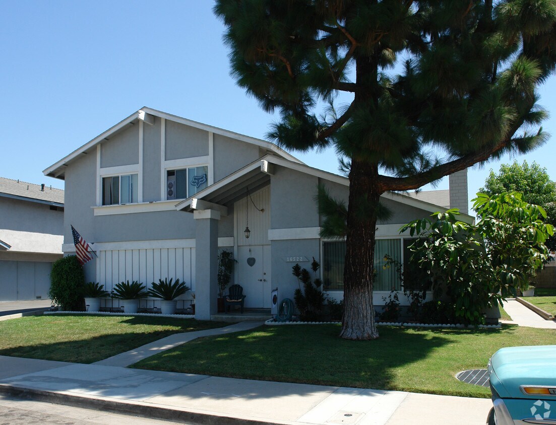 Building Photo - 16522 Regina Cir