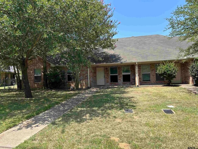 Foto del edificio - 8325 Garrett Dr