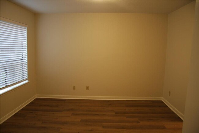 Building Photo - 6750 Sands Point Dr
