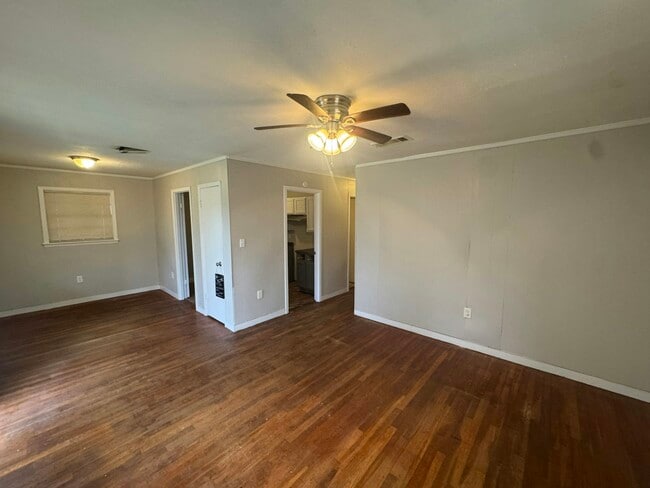 Building Photo - 2859 Kingsroad Ave