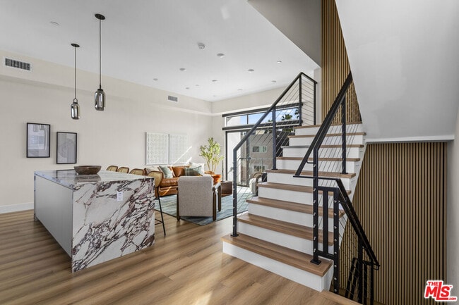 Building Photo - 1318 1/2 N Vista St