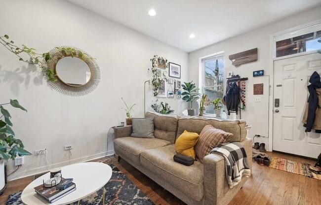 Photo - 1644 N Hermitage Ave Apartments