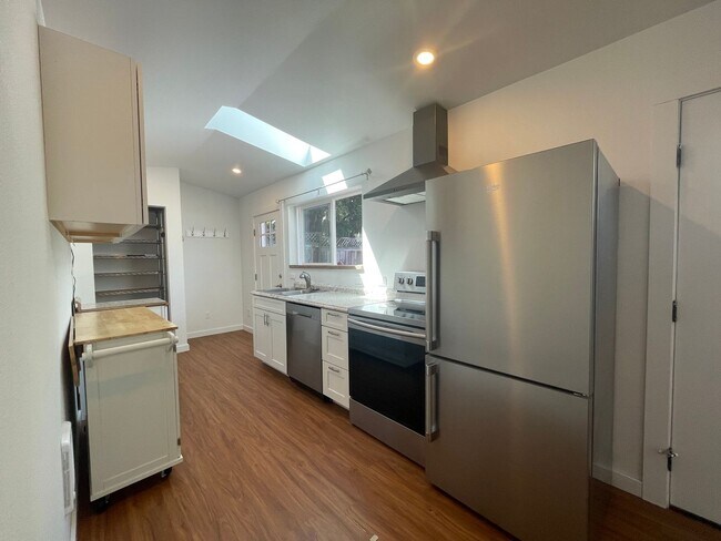 Foto del edificio - Charming 2-Bedroom Cottage in Rose City Pa...