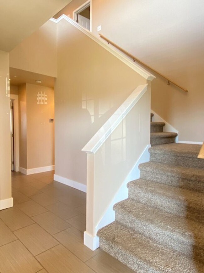 Building Photo - Gorgeous 4 bed/2.5 bath home on Fancher He...