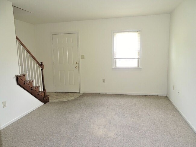 Foto del edificio - 574 E Newport Rd