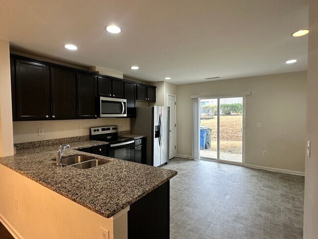 Foto del edificio - Spacious 3 Bed, 3.5 Bath Townhome in Desirable & Convenient Highland Creek Community!