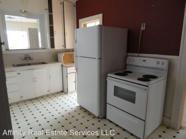 Building Photo - 2 br, 1.5 bath House - 612 N. Halagueno