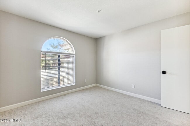 Foto del edificio - 10610 S 48th St