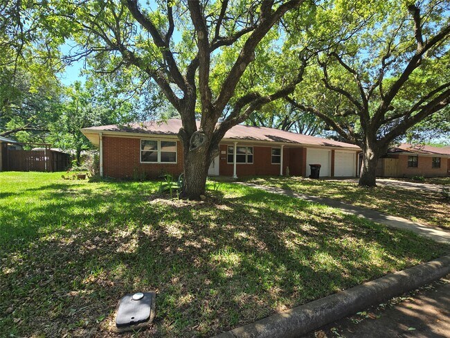 Foto del edificio - 801 Rosewood Dr