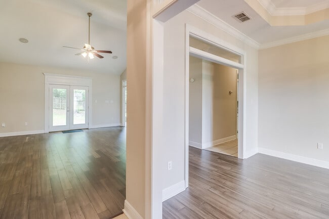 Building Photo - 15033 S White Swan Dr