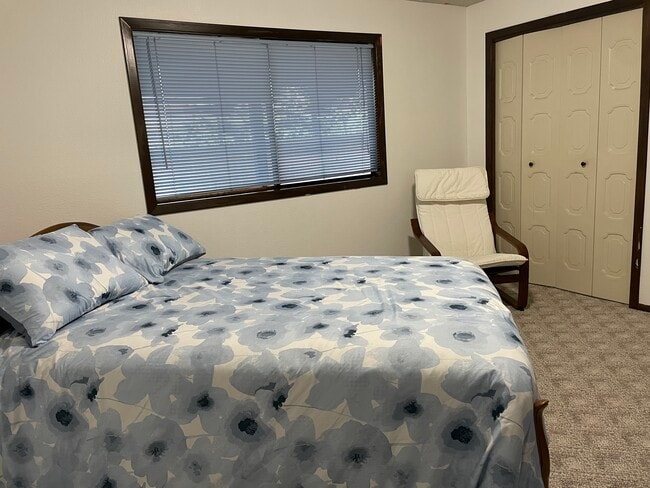 Foto del edificio - 102 Thayer Dr