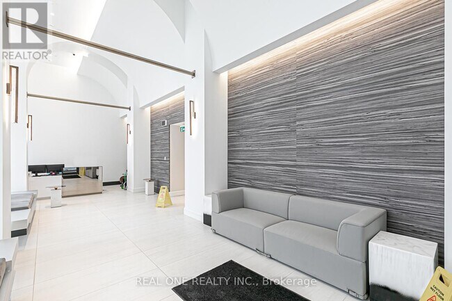 Building Photo - 39 Roehampton Ave