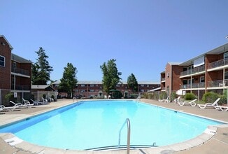 Building Photo - Colonial Point Apartments