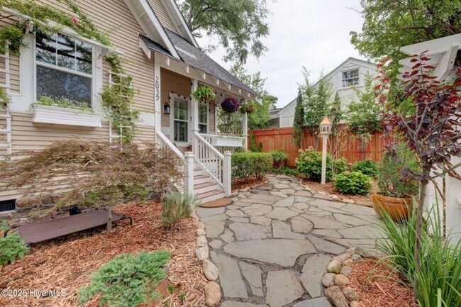 Foto del edificio - Welcome to this stunning 3-bedroom, 3-bath...