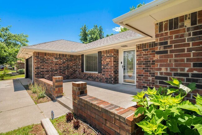 Building Photo - Beautiful 3 Bed 2 Bath home in the heart o...