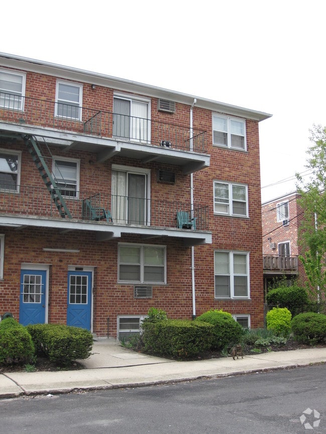 Building Photo - 69-16 66th Dr