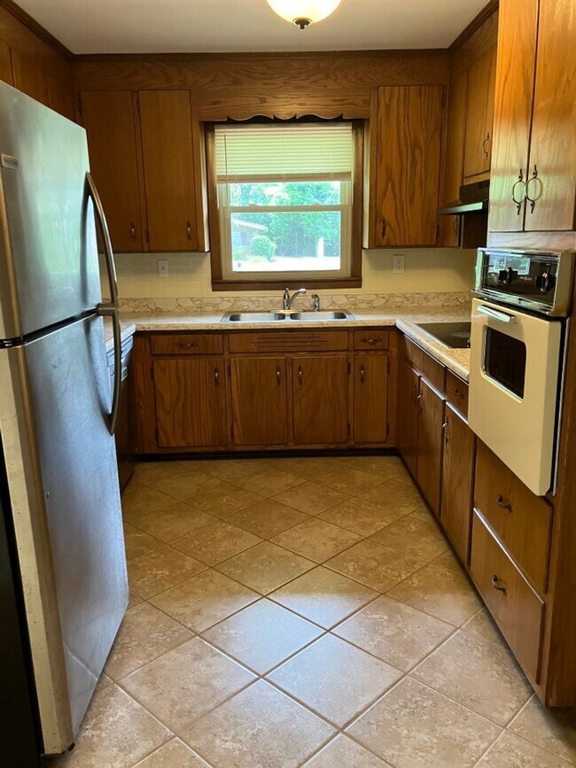 Building Photo - Centrally located Ranch Style Home in Murf...