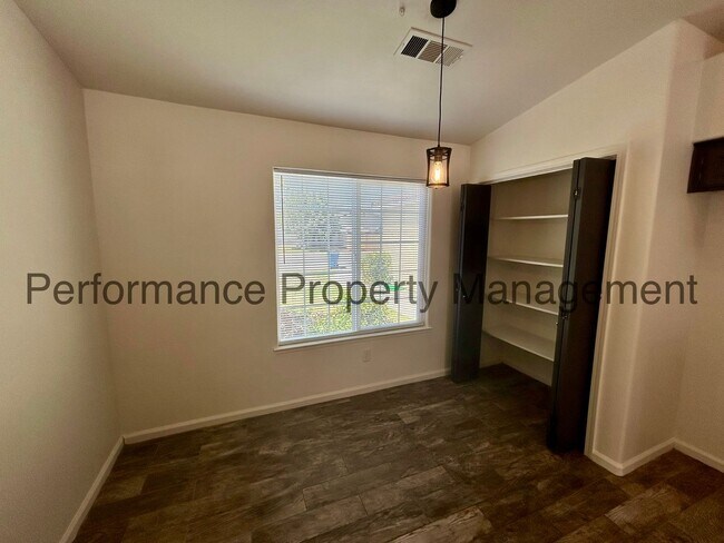 Building Photo - Beautiful 3 Bed/2 Bath North Bakersfield H...