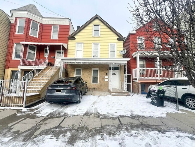 Building Photo - 412 11th St