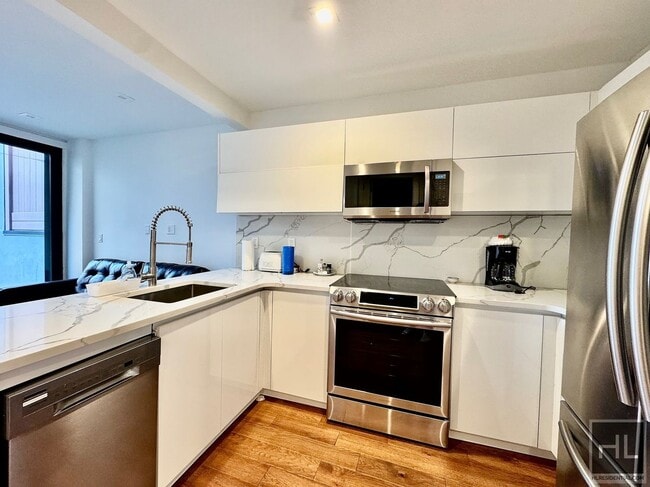 Building Photo - Stunning 1 bedroom with Condo finishes W/D and DW Lare Private Outdoor space close to the N line