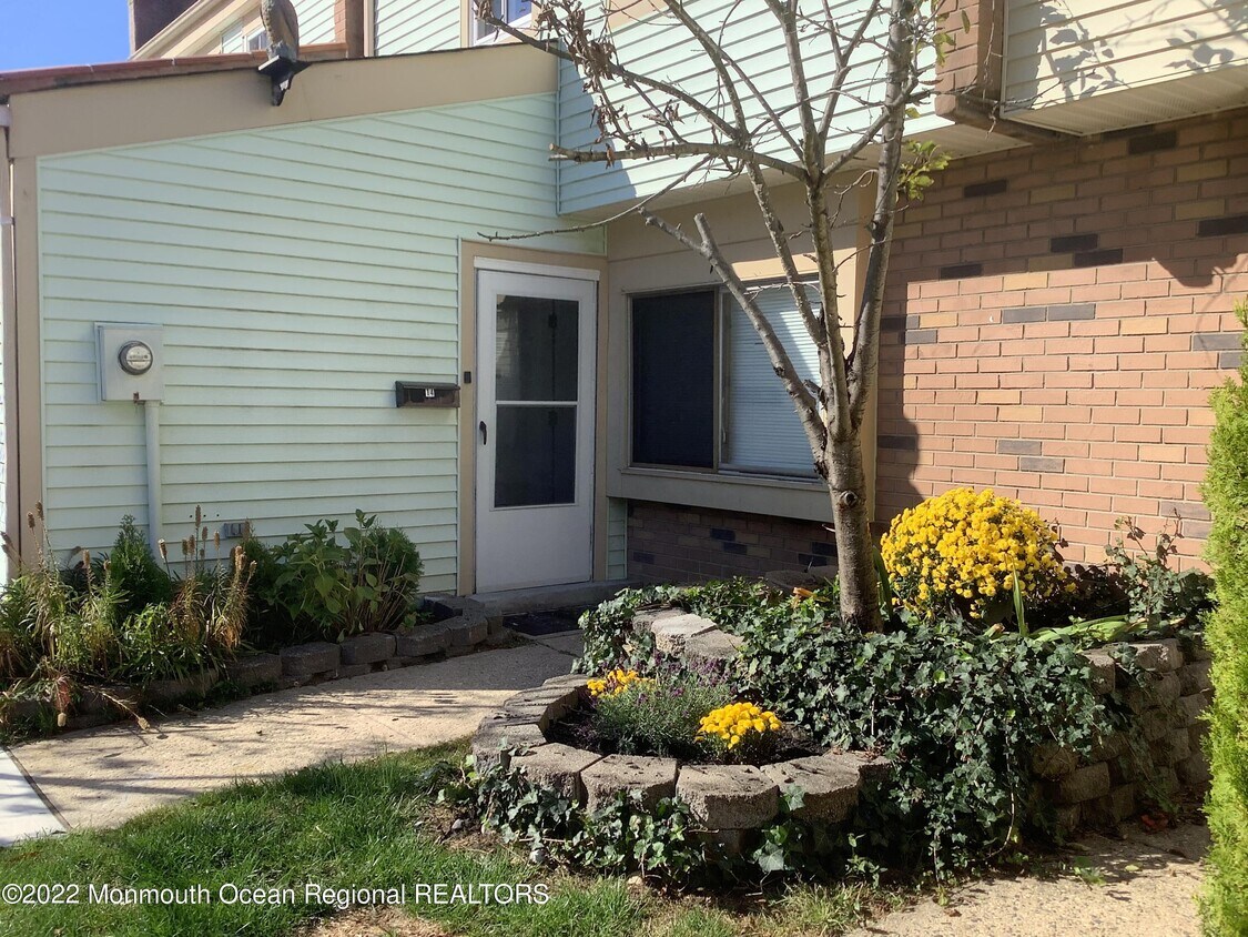 14 Chatham Ct Unit 136, Brick Township, NJ 08724 Condo for Rent in Brick Township, NJ