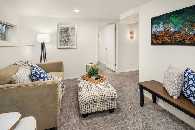 Building Photo - 4408 Thackeray Pl NE