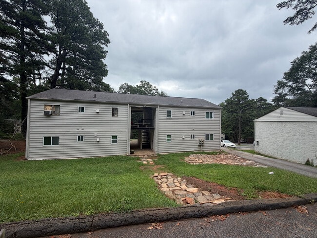 Building Photo - Room in Apartment on Gresham Park Dr
