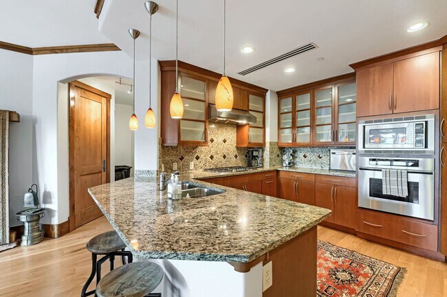 Foto del edificio - Stylish Boulder Retreat | Pearl Street w/ Views