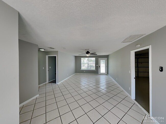 Building Photo - 5513 3rd Avenue Plaza W Bradenton FL