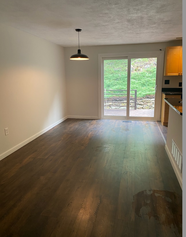 Building Photo - 12 Oak Ridge Dr